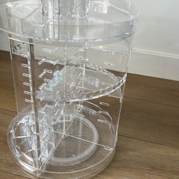 Sold!!! 🚨 Acrylic rotating makeup organizer - Picture 3 of 4
